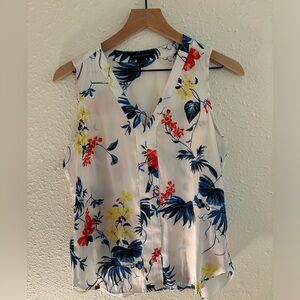 Banana republic sleeveless v-neck shell. Sophisticated tropical pattern.